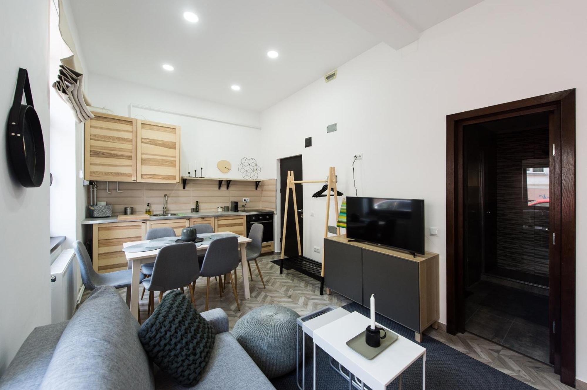 Апартаменты Charming Old Town Flat With Mountain View Брашов Экстерьер фото